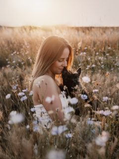 Soft hearts bloom where the wildflowers grow 🪻🤍

#hundeliebe #puppy #puppylove #tierfotografie #hundefotografie #goldenhour #sundowner #chasinglight #dogphotography