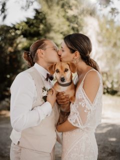 Die Wedding Season 2026 hat begonnen 🤍 Ich kann es kaum erwarten Euch zu begleiten & diesen besonderen Tag gemeinsam mit Euren Fellnasen festzuhalten. Auf dem Bild seht ihr ein wundervolles Brautpaar, das ich letztes Jahr begleiten durfte. 

#wedding #weddingphotography #weddingseason #wesaidyes